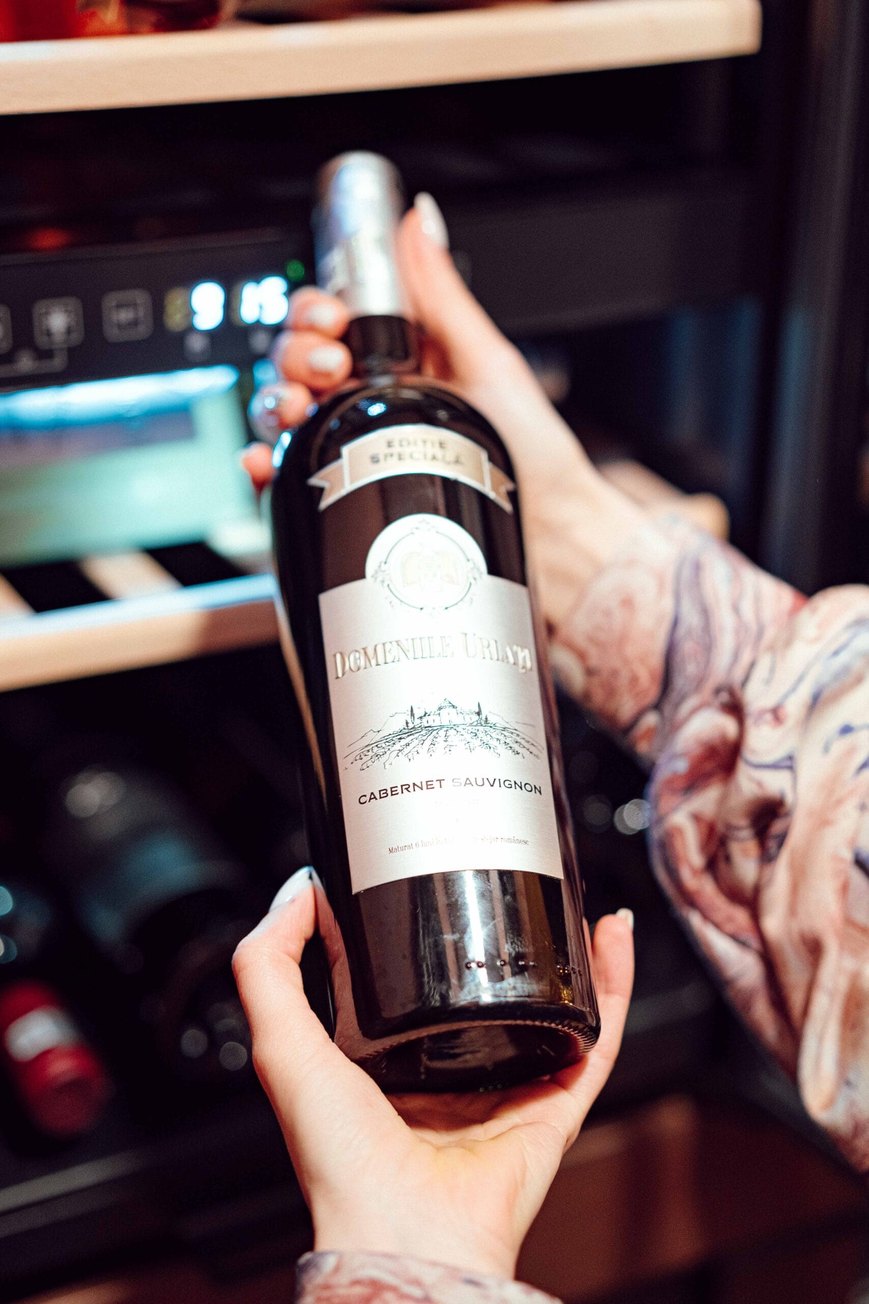 O sticlă de vin dintre cele care sunt la dispoziția dumneavoastră